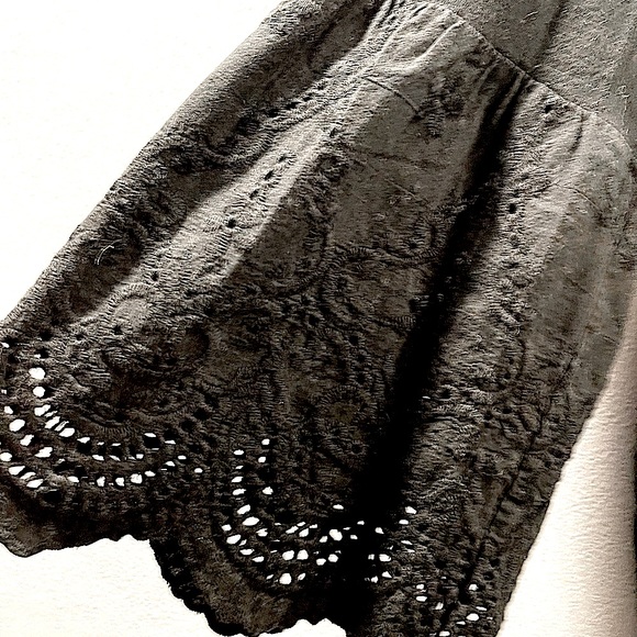 Cupio ELNC BEAUTIFUL BLACK BLOUSE WITH FANTASTIC EMBROIDERY THROUGHOUT! - Picture 3 of 5